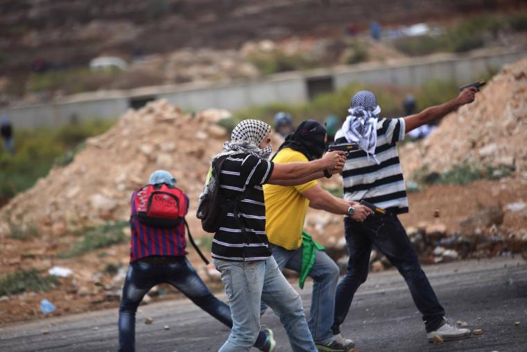 مستعربون يطلقون النار صوب المتظاهرين في الضفة الغربية