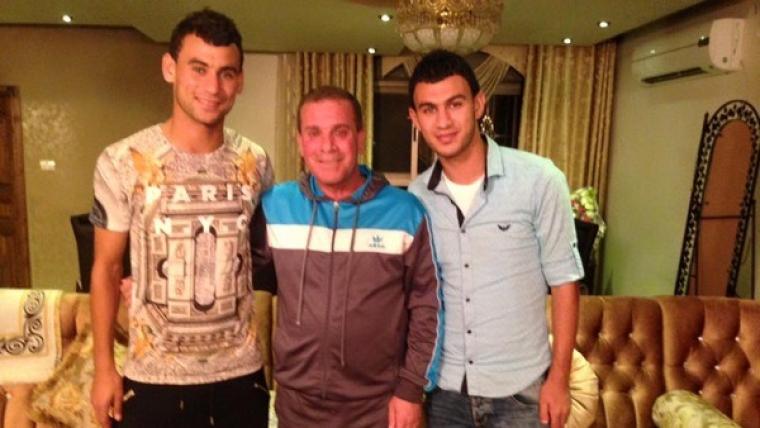 الشقيقان محمد وسامح مراعبة مع رئيس النادي أثناء التوقيع