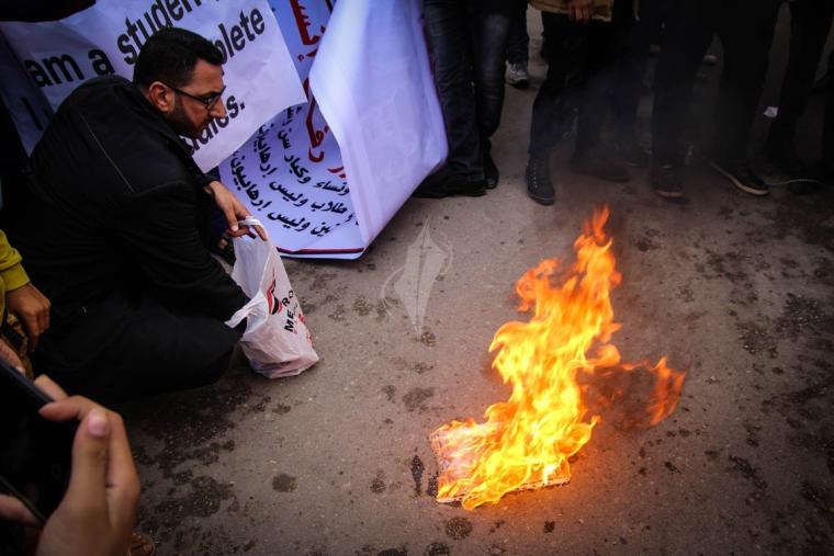 طالب من غزة يحرق "جواز سفره" أمام معبر رفح !