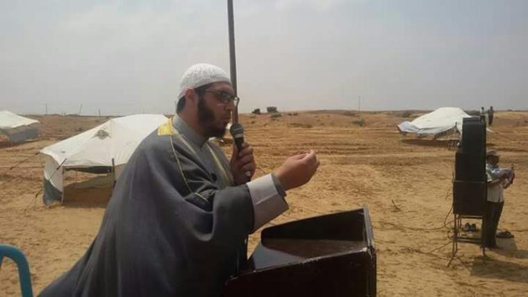 الشيخ هاني لافي يلقي خطبة الجمعة في مخيم العودة شرق رفح