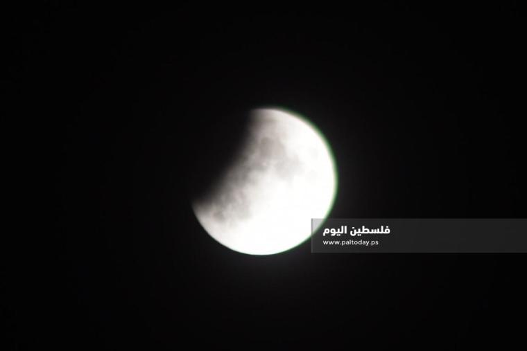 صور مباشرة لخسوف القمر من سماء مدينة غزة