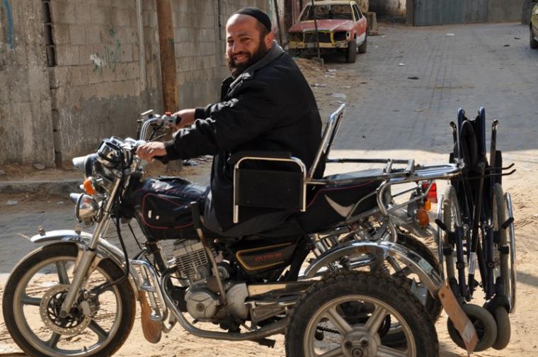 الجريج المقعد اسامة أبو عسكر (40 عاماً)