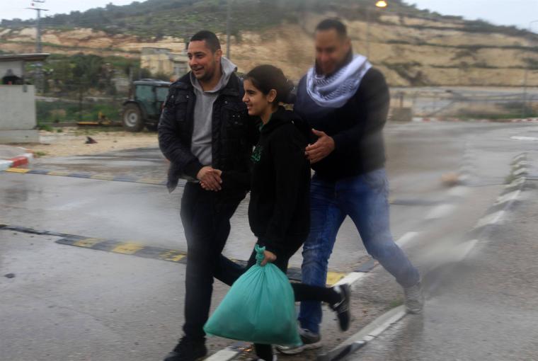 الطفلة "ملاك الخطيب" أثناء خروجهات من سجون الاحتلال أمس الجمعة