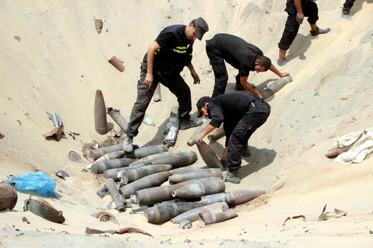 الشرطة تتلف العشرات من مخلفات الاحتلال الإسرائيلي بغزة