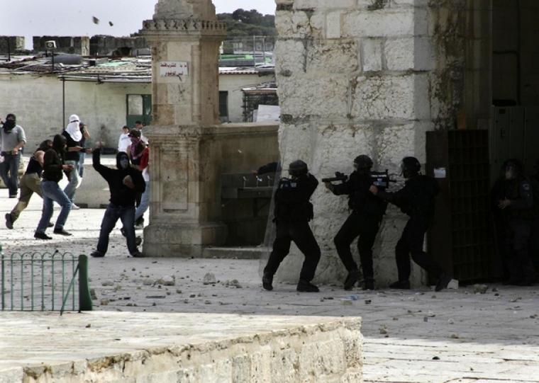 الفلسطينيون يواجهون الاحتلال وحدهم