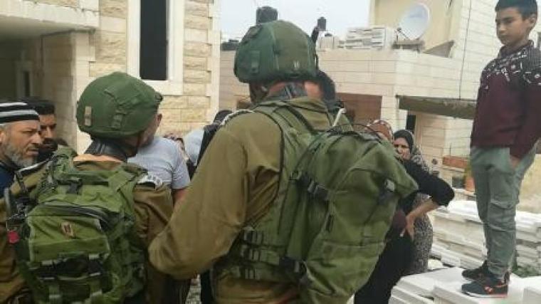 نساء تقوع يمنعن جنود الاحتلال من اعتقال أحد أطفال البلدة