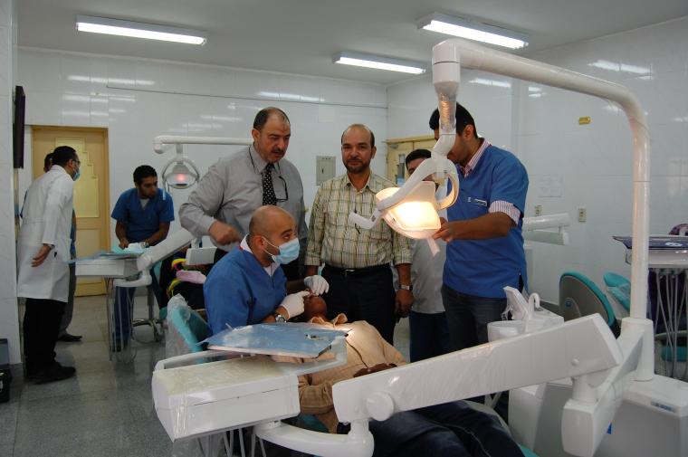صورة أرشيفية لطلبة الأسنان خلال التدريب