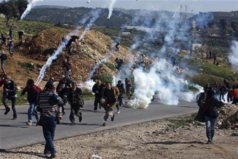 الاحتلال يطلق قنابل مسيلة للدموع لتفريق المواطنين في المسيرات الأسبوعية المندد بالاستيطان والجدار