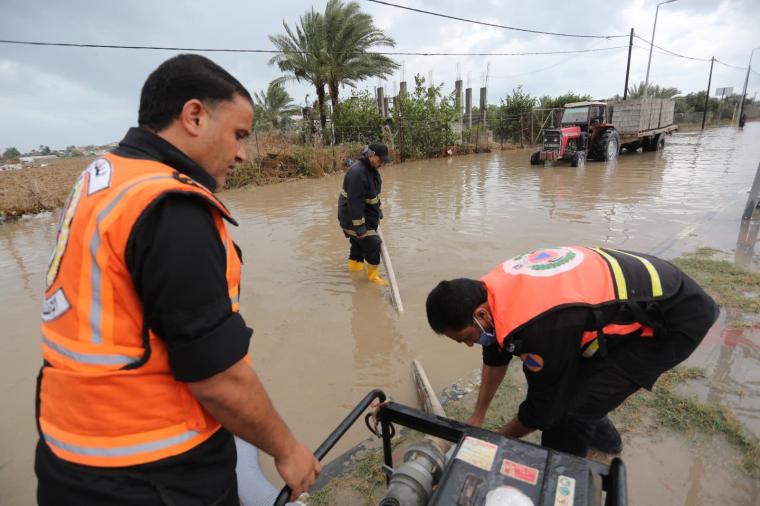 رئيس بلدية دير البلح  يتابع ميدانيا المناطق المتأثرة بكمية الأمطار  وآليات العمل