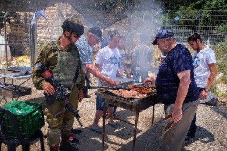 مستوطنون وجنود الاحتلال يقيمون حفل شواء على باب معتقل عوفر الإسرائيلي
