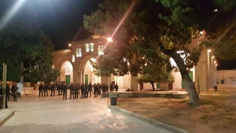لحظة اعتداء الاحتلال على المصلين