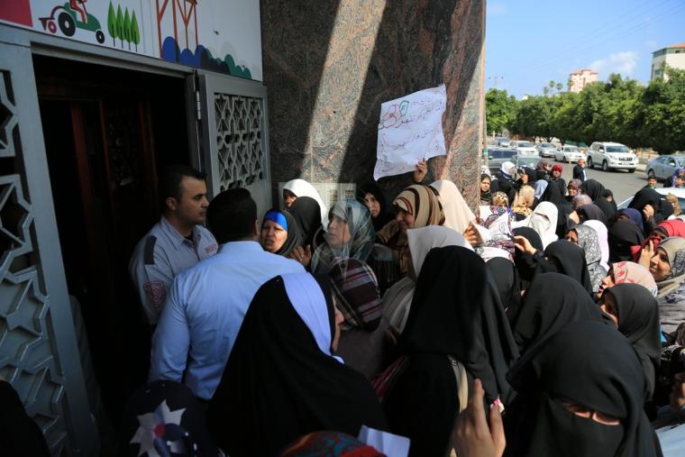 احتجاجات امام مقر بنك فلسطين في غزة