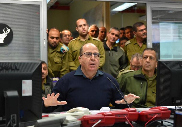 وزير الحرب الإسرائيلي موشيه بوغي يعالون