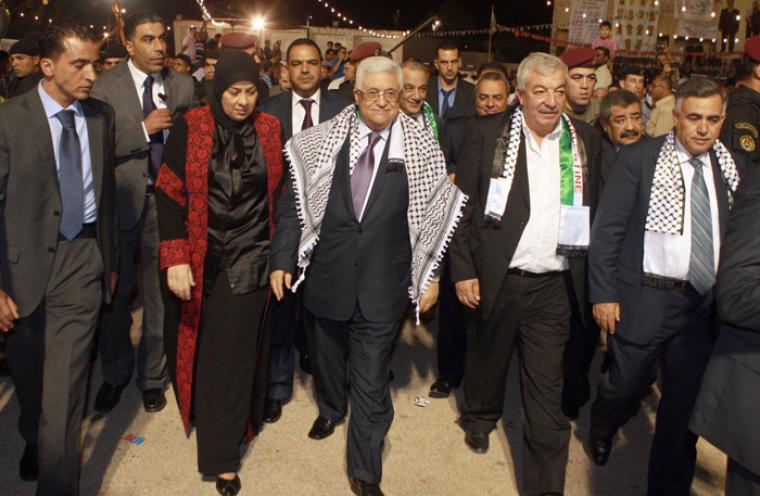 الرئيس عباس وعقيلته يشاركان في عرس جماعي