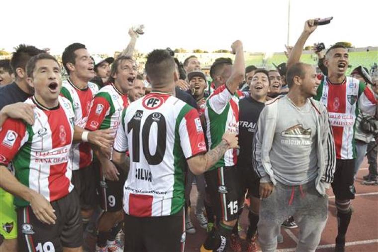 لاعبو نادي «فلسطين» يحتفلون بإحرازهم اللقب الثالث في الدوري التشيلي
