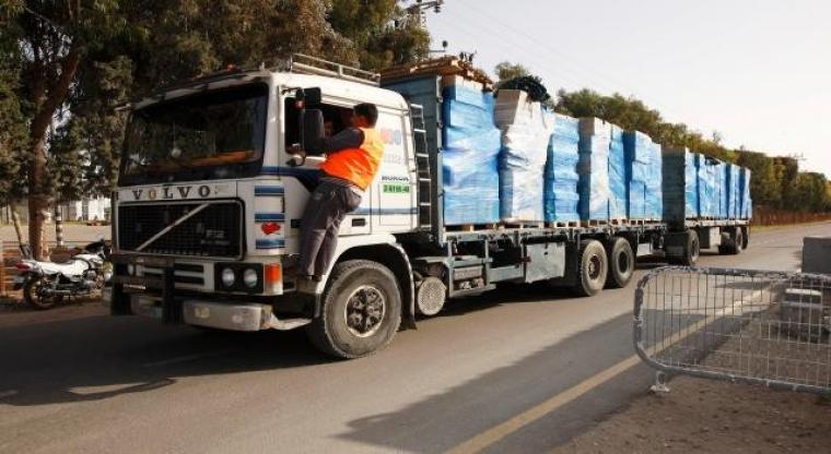 شاحنة تستورد بضاعة لغزة