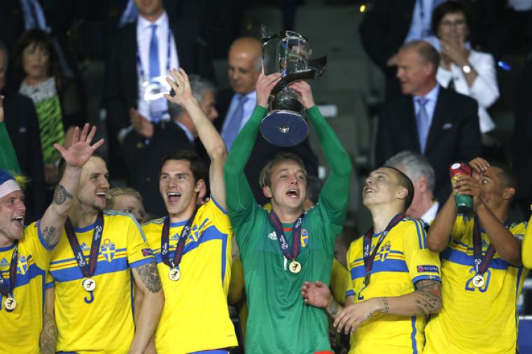 لاعبو السويد يرفعون كأس بطولة أمم أوروبا تحت 21 عاما