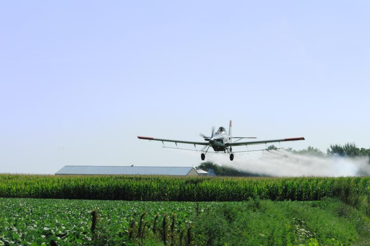 طائرات الاحتلال ترش مبيدات سامة