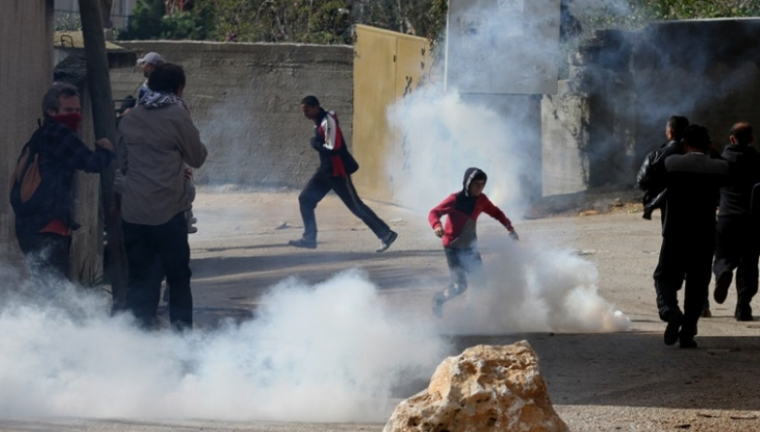 حالات اختناق جراء اطلاق الاحتلال غاز مسيل للدموع