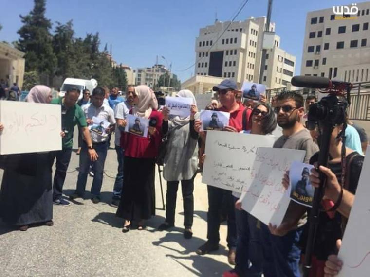صحفيون يحتجون على اعتقال زميلهم جهاد بركات في رام الله