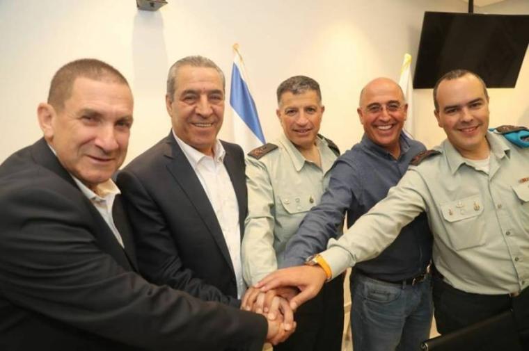 كلحون يجتمع مع حسين الشيخ وشكري بشارة لبحث طائرات غزة الحارقة