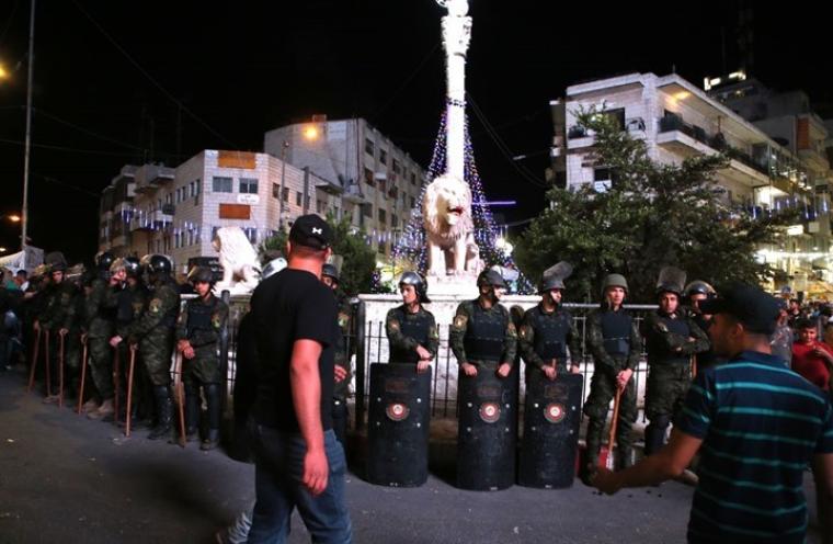 العفو الدولية: السلطة في الضفة شنت حملة قمع مروعة لقمع الاحتجاجات السلمية