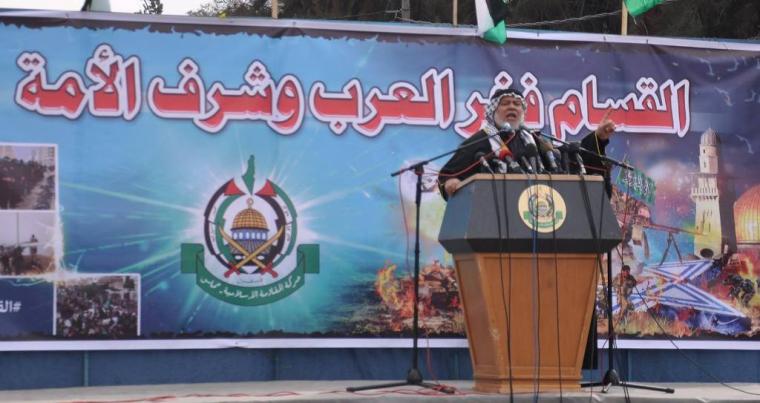 د. مروان ابو راس القيادي في حركة حماس من أمام مقر السفارة المصرية بغزة