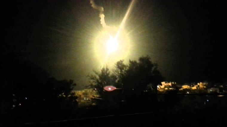قنبلة ضوئية أطلقتها قوات الاحتلال - أرشيف 