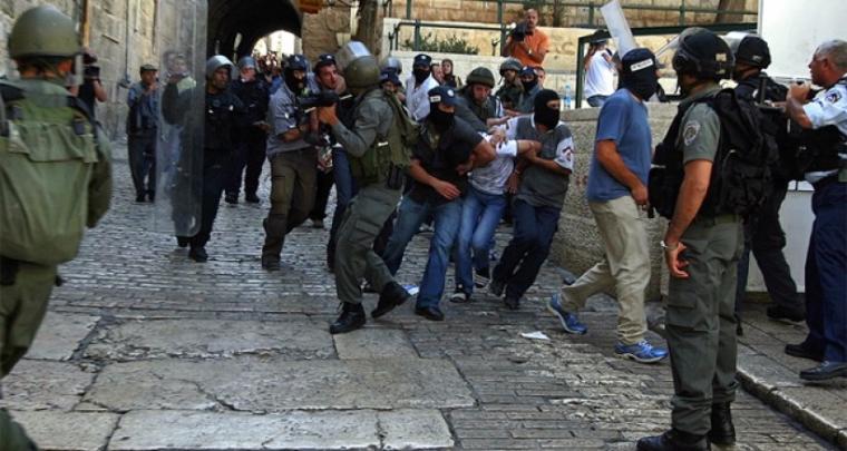 قوات الاحتلال تعتدي على متضامنين في منطقة باب العامود