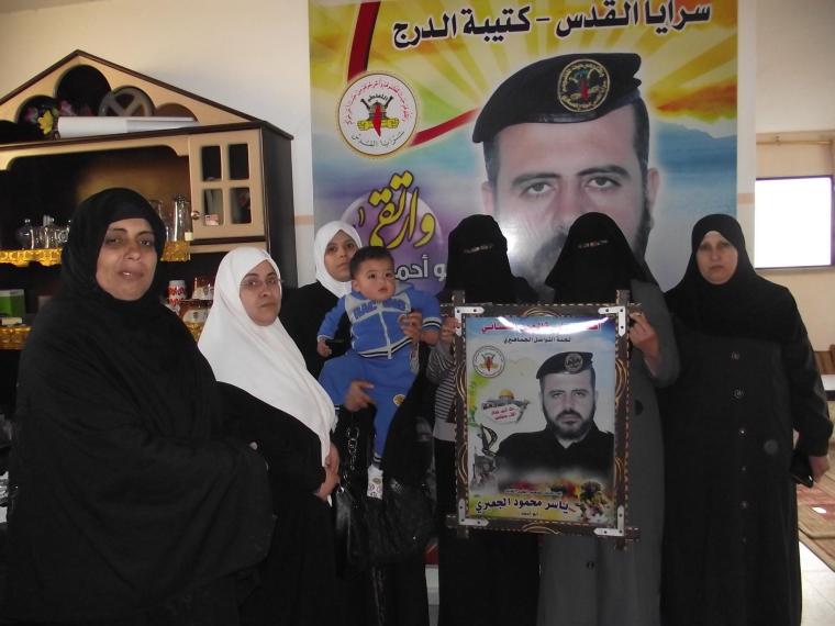 لجنة التواصل الجماهيري في الجهاد تزور عائلة الشهيد ياسر الجعبري 