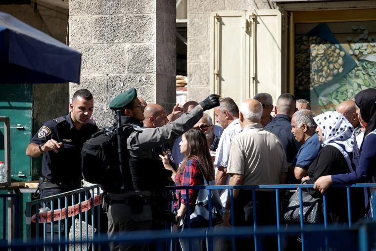 شرطة الاحتلال تمنع المقدسين من دخول القدس