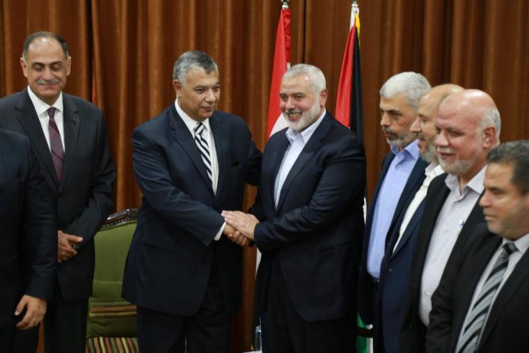 الوفد المصري خلال لقاء سابق بهنية في غزة