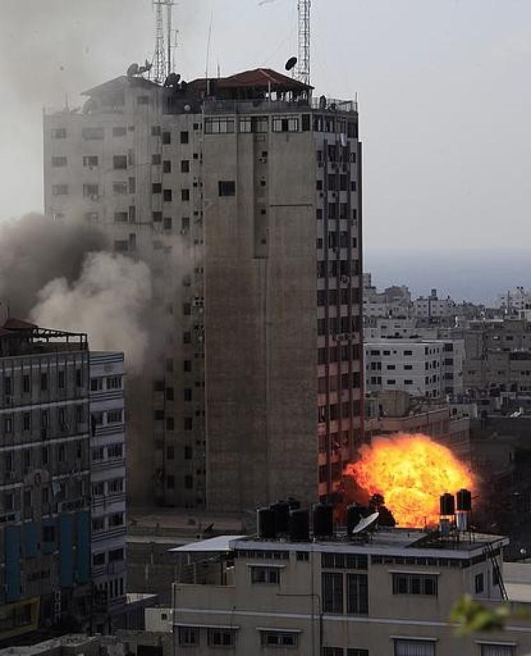 قصف عدد من المكاتب الصحفية ببرج الشروق وسط بغزة 
