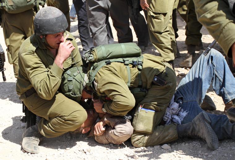 جيش الاحتلال يعتدي على فلسطيني في الضفة