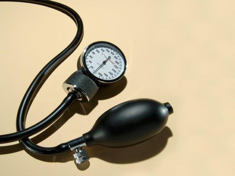 أعراض وأسباب وعلاج ضغط الدم المزمن والمفاجئ