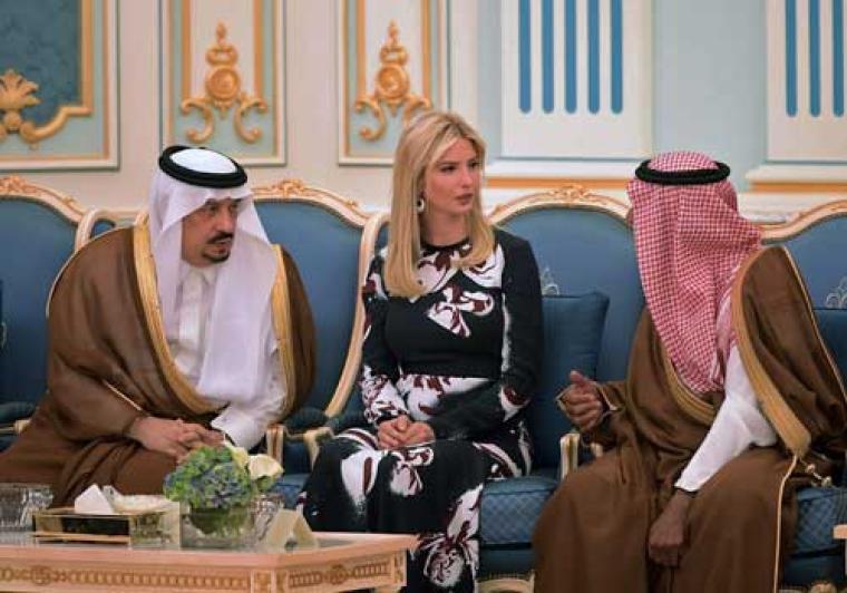 ايفانكا ترامب تتوسط أميرين سعوديين 