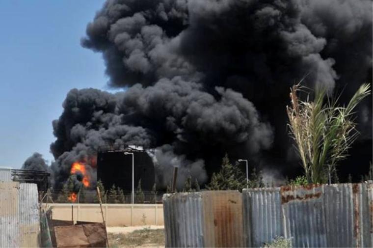 النيران تشتغل في خزانات وقود شركة الكهرباء بعد تعرضها للقصف الاسرائيلي