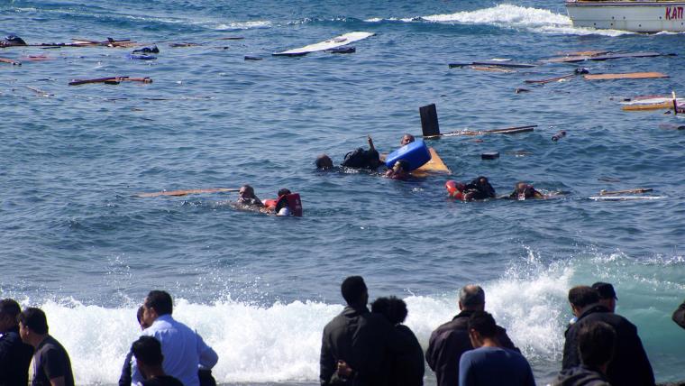 مصرع 73 مهاجرًا بغرق قاربهم قبالة سواحل ليبيا