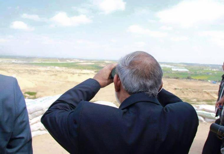 الزهار يراقب حدود غزة عبر مناظر خاص