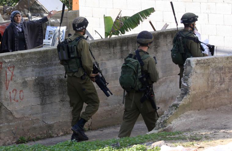 جيش الاحتلال يقتحم منازل المواطنين في الضفة الغربية