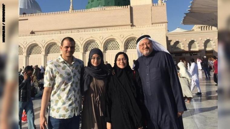 الصحفي السعودي القتيل جمال خاشقجي مع نجله صلاح وابنتيه نهى ورزان