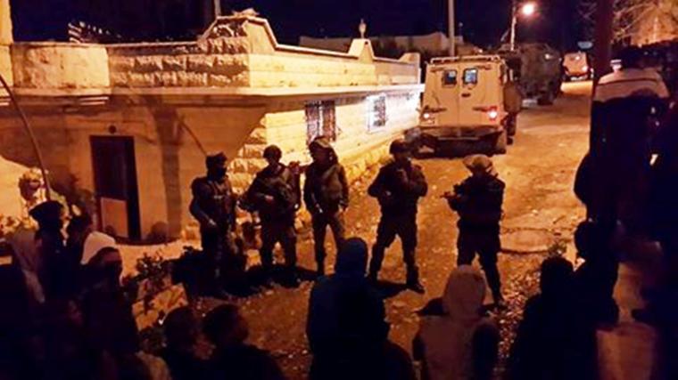 قوات الاحتلال تعتقل عدداً من المواطنين في الضفة