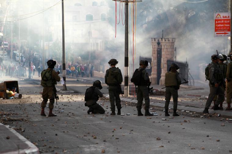 جنود الاحتلال يطلقون النار تجاه المواطنين 