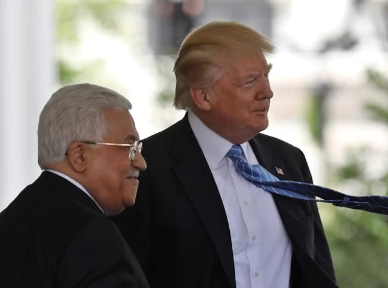 الرئيس الأمريكي دونالد ترامب والرئيس الفلسطيني محمود عباس 