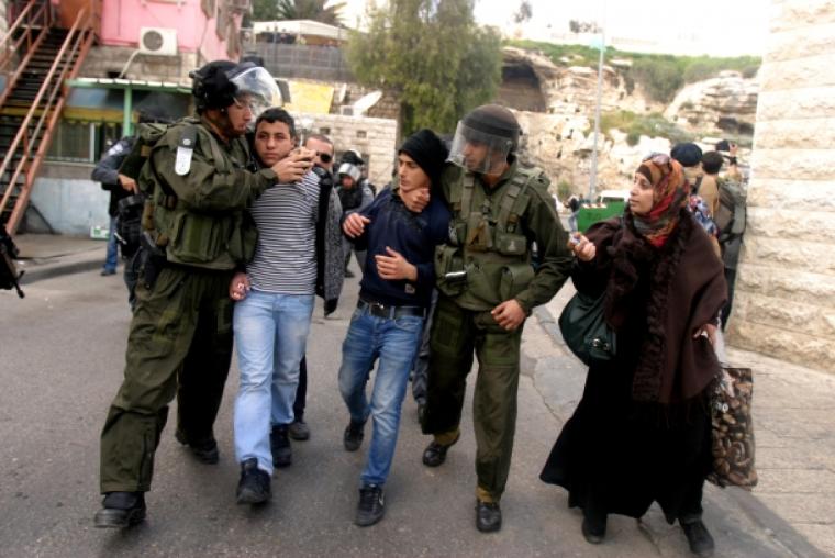 قوات الاحتلال تعتقل مواطنين في القدس المحتلة (ارشيف))