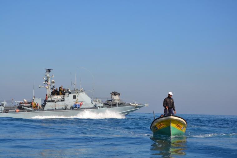زورق اسرائيلي يلاحق قارب صيد فلسطيني