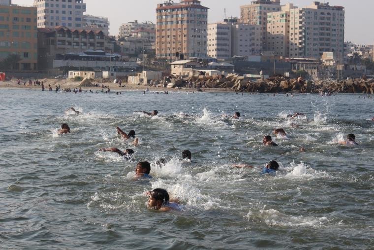 رياضة السباحة بغزة