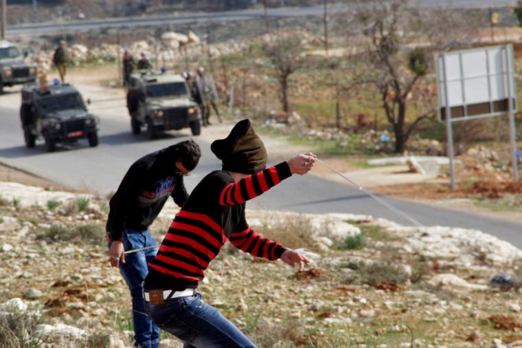 مواطنون يرشقوت قوات الاحتلال بالحجارة في مسيرات الضفة
