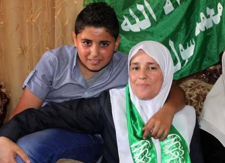 صورة للأسيرة المحررة ريم حمارشة ونجلها أنس