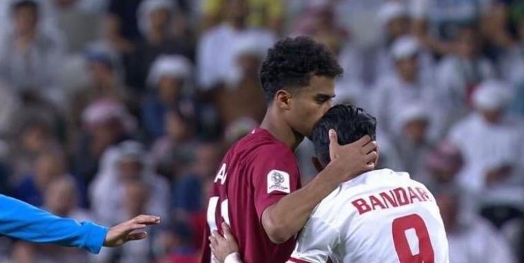 لاعب قطر يقبل رأس نظيره الإماراتي